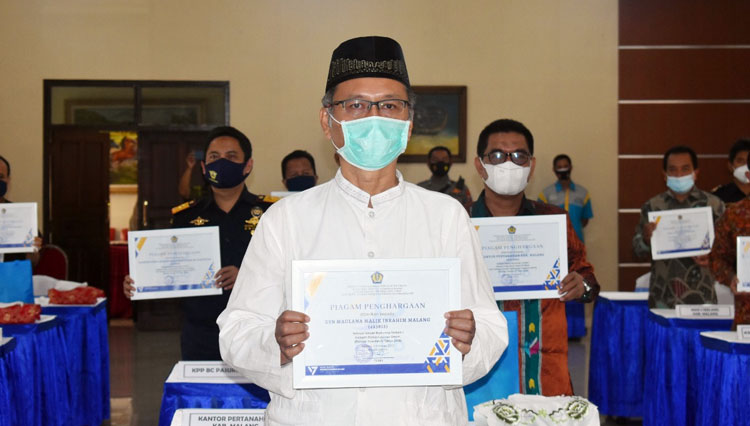 Prof. Abdul Haris, the Rector of UIN Malang and the e representative of KPPN Malang pose with the certificate of best work Unit in the city. (Photo: the PR of UIN Malang)
