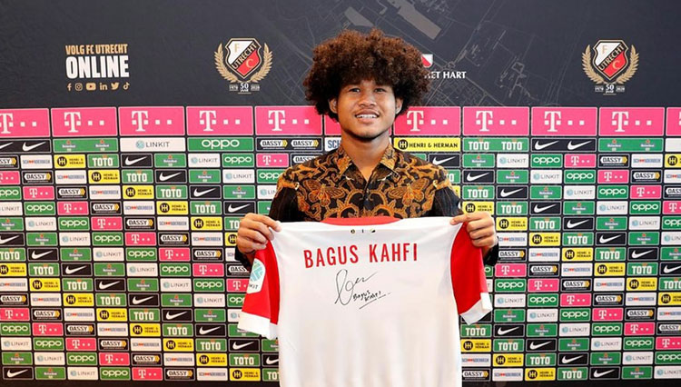 Bagus Kahfi mengenakan batik saat menandatangani kontrak bersama FC Utrecht. (Foto: Doc. FC Utrecht)