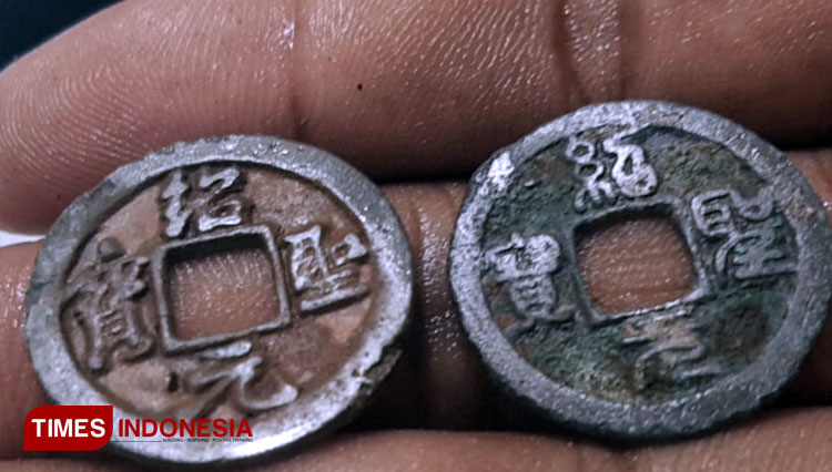 Dua jenis koin baru yang ditemukan di Banyuwangi. (FOTO: Rizki Alfian/ TIMES Indonesia)