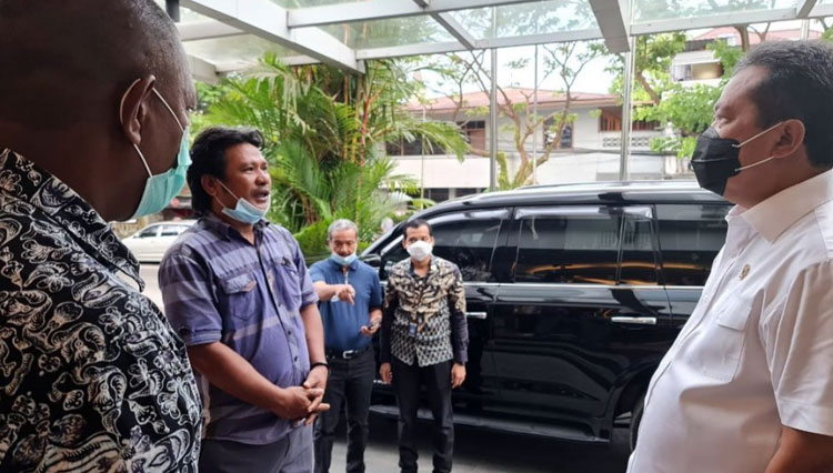 Foto A: Menteri Trenggono saat menerima aspirasi para nelayan. (Foto: Instagram SWTrenggono)