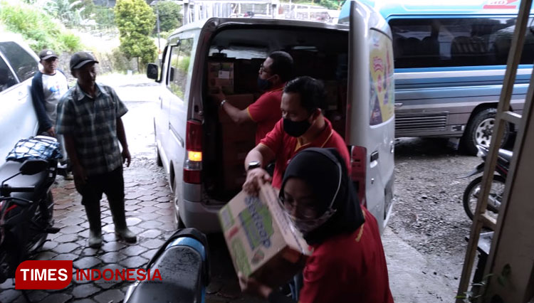 Alfamart Bantu Korban Banjir Bandang Pujon