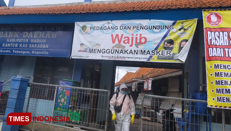 Penyemprotan disinfektan b