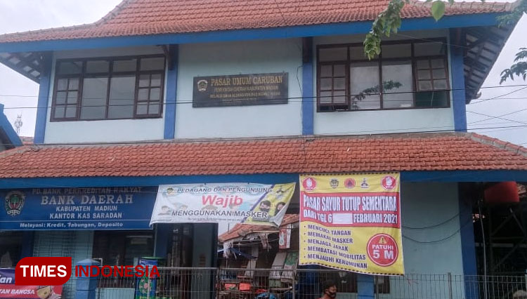 Penyemprotan disinfektan c