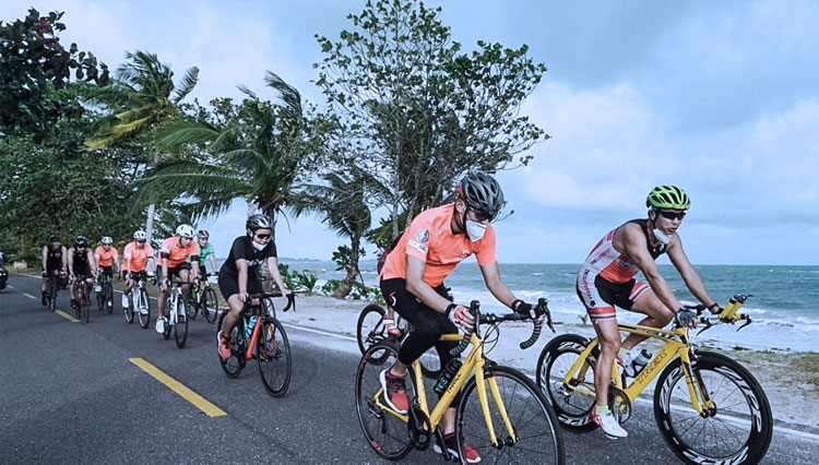 Menteri Pariwisata Sandiaga Uno bersepeda di jalur yang dipersiapkan untuk Indonesia Triathlon Series 2021 di Belitung, Sabtu (6/2/2021). (FOTO: Kemenparekraf RI) 