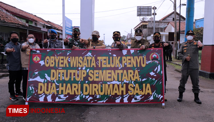 Forkopimda Kabupaten Cilacap mendatangi pintu masuk THR Pantai Telukpenyu Cilacap. (FOTO: Pendim Cilacap for TIMES Indonesia)