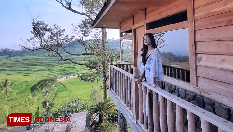 The guest enjoying her time to stay at Garden Stone Villa of Majalengka which located at Ciboer Pass area. (PHOTO: Ciboer Pass for TIMES Indonesia)