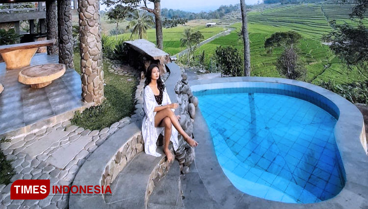 Pengunjung tengah menikmati suasana Villa Garden Stone yang berada di area Obyek Wisata Ciboer Pass di Desa Bantaragung, Kecamatan Sindangwangi, Kabupaten Majalengka. (FOTO: Ciboer Pass for TIMES Indonesia)