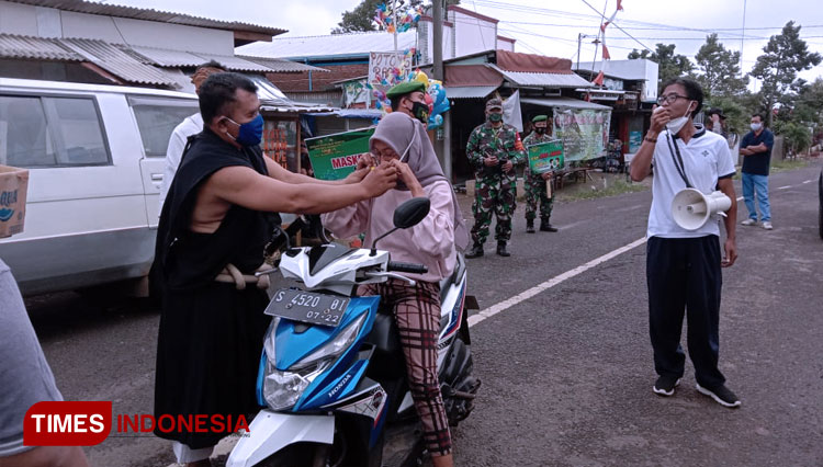 giat-membagi-masker-2.jpg