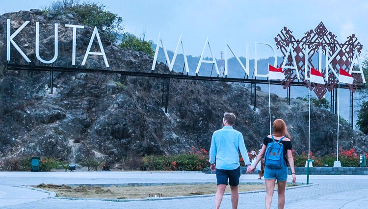 Dua wisatawan asing menikmati kawasan Kuta Mandalika yang merupakan destinasi wisata unggula  Indonesia. (foto: Kemenparekraf RI)
