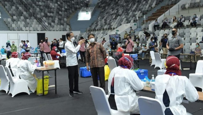 Menteri Kesehatan Republik Indonesia (Menkes RI), Budi Gunadi Sadikin saat mendampingi presiden Jokowi dalam acara vaksinasi tahap pertama (Foto: Instagram/Budi Gunadi)