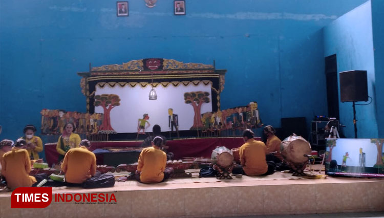 Narasumber dan pagelaran wayang cakruk saat sosialisasi tentang Undang Undang keterbukaan informasi publik dan penguatan satgas Covid-19 (FOTO: Edy Setyawan/TIMES Indonesia)