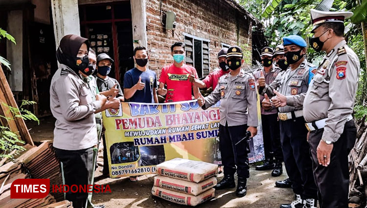 Pemuda Bhayangkara Desa Carat Ponorogo bersama TNI-Polri beri dukungan untuk renovasi rumah mbah Sumiyem. (Foto: Havynosa/TIMES Indonesia)
