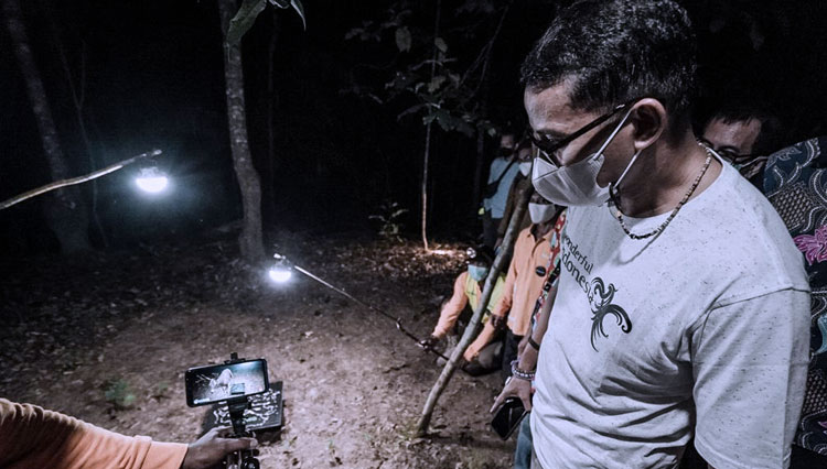 Menparekraf Sandiaga Uno menyaksikan kamera yang merekam aktivitas satwa tarsius yang ada Bangka Belitung. (foto: Kemenparekraf RI)