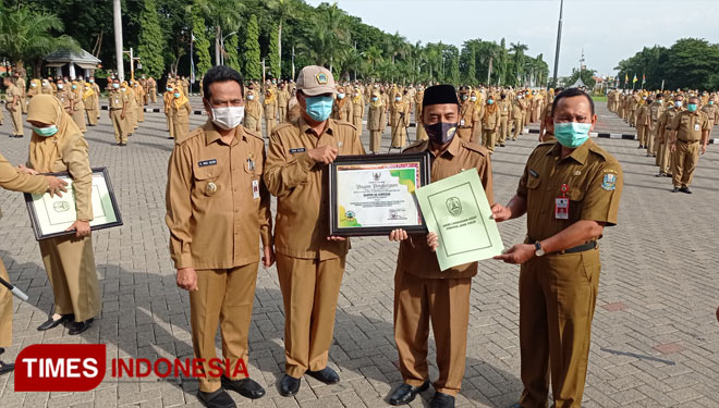 Kepala sekolah usai mendapatkan penghargaan Adiwiyata (Foto: Humas Pemkab Gresik for TIMES Indonesia).