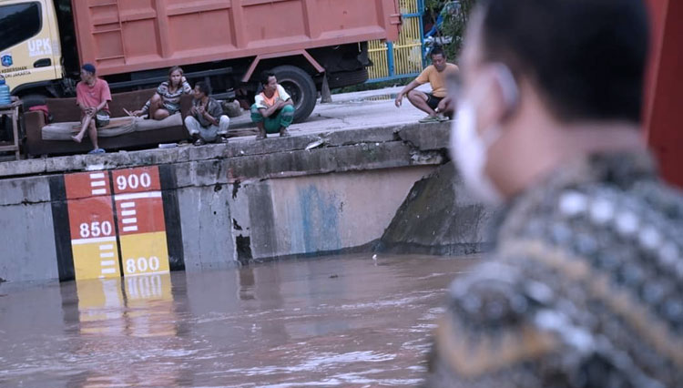 Gubernur DKI Jakarta Anies Baswedan saat memantau langsung bendungan Katulampa yang sempat mengalami ketinggian air hingga siaga dua. (FOTO: Humas Pemprov DKI Jakarta)