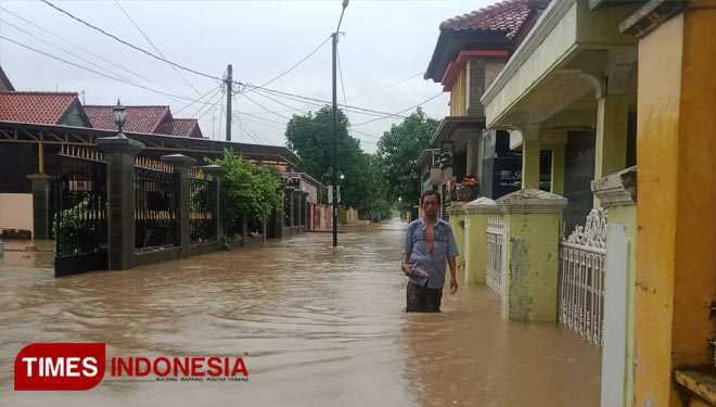 Banjir, kembali genangi pemukiman warga di Desa Bojongkulon Kabupaten Cirebon (Foto: Dede Sofiyah/Times Indonesia)
