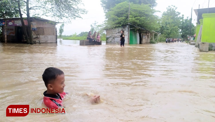 Banjir di Desa Gondang manis, Jum'at (5/2/2021). (Foto : Rohmadi/TIMES Indonesia)