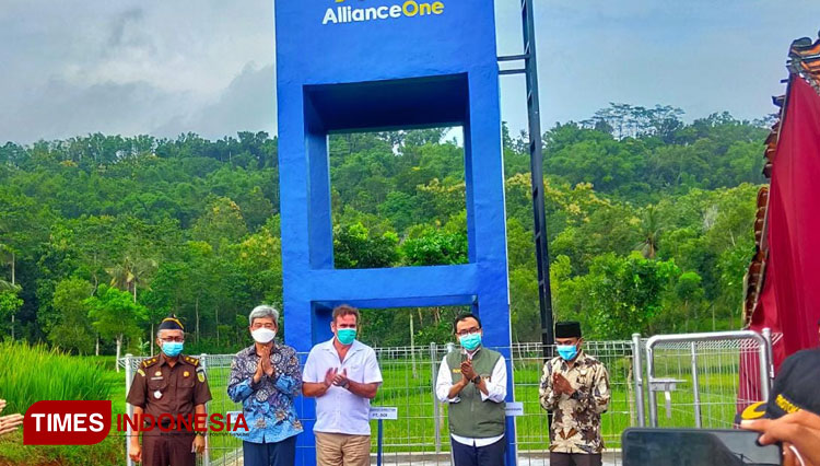 Bupati Pamekasan saat meresmikan fasilitas tandon dan tempat cuci tangan di Desa Pamoroh, Kecamatan Kadur Pamekasan. (Foto: Akhmad Syafi'i/TIMES Indonesia)