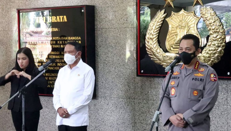 Kapolri Jenderal Listyo Sigit Prabowo bersama Menpora Zainuddin Amali memberikan keterangan pers usai pertemuannya di Mabes Polri pada Senin (08/02). (Foto: Dokumentasi Humas Polri) 