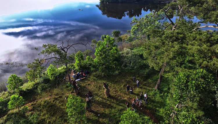 Nusa Pakel Situ Lengkong Panjalu, salah satu destinasi wisata alam. (Foto : Dok. Ervan Kurniawan)