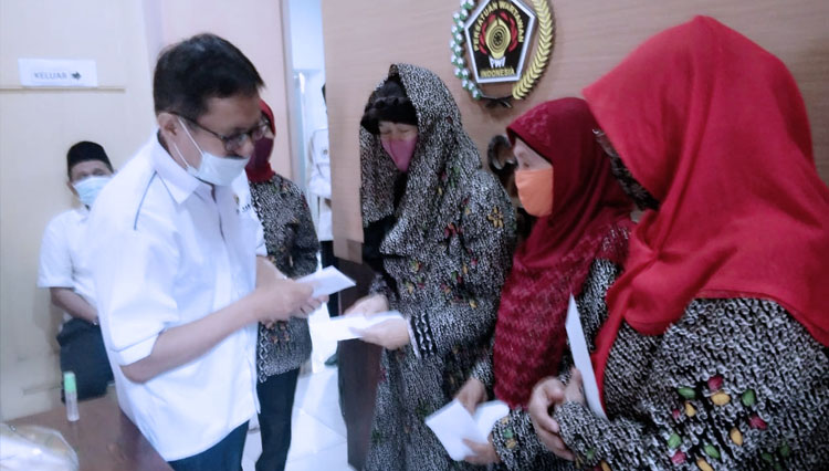 Ketua PWI Jawa Tengah, Amir Machmud memberikan tali asih pada janda wartawan (FOTO: PWI Jawa Tengah for TIMES Indonesia)