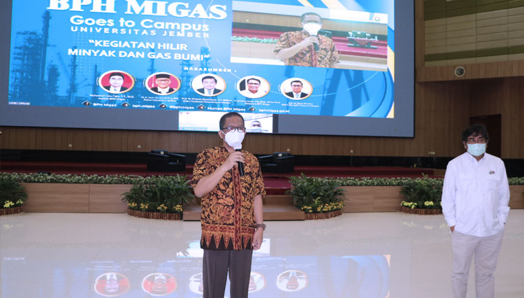 Rektor UNEJ menyampaikan sambutan didampingi anggota komita BPH Migas, Muhammad Ibnu Fajar (Foto: Humas Unej for TIMES Indonesia)