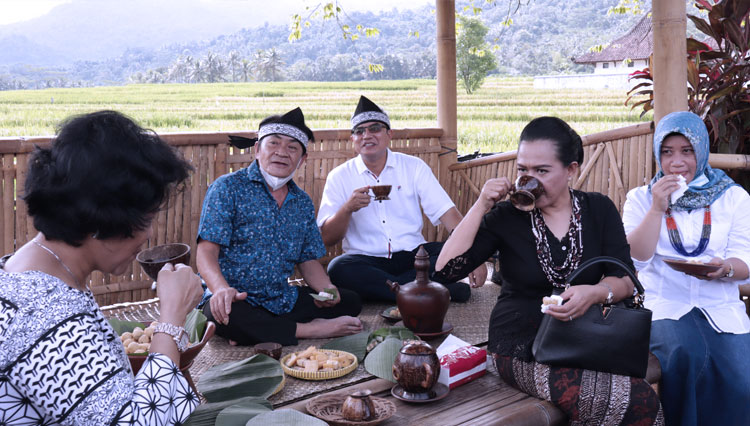 The Mayor of Banjarnegara Budhi Sarwono and team having Demplo and Cimplung at Gumelem Tourism Village. (PHOTO: Kominfo Banjarnegara)