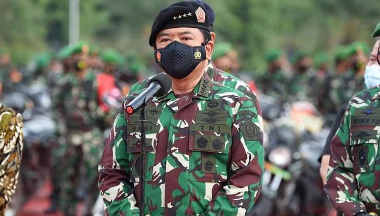 Panglima TNI Marsekal Hadi Tjahjanto saat memimpin apel kesiapsiagaan vaksinator dan tracer Covid di Cilangkap, Jakarta, Selasa (9/2/2021). (foto: Puspen TNI)