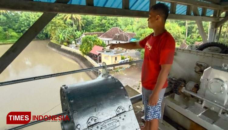 Petugas Penjaga Pintu Air Dam Blambangan a