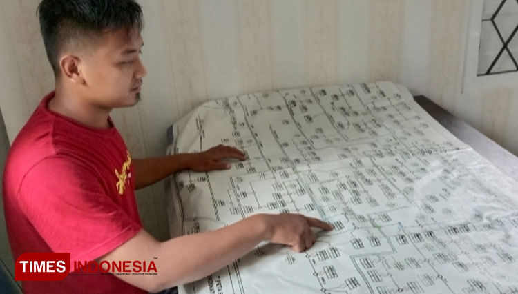 Petugas Penjaga Pintu Air Dam Blambangan b