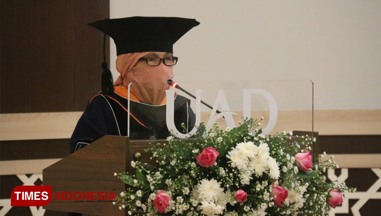 Prof. Dr. Dra. Apt. Any Guntarti, M.Si ketika menyampaikan pidato ilmiah pengukuhan Guru Besar. (FOTO: Humas UAD for TIMES Indonesia)
