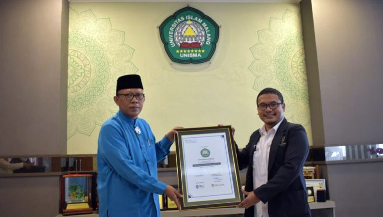 Direktur iBLU-Academy (Internasional Better Learning Upgrade) Microsoft Autorize Partner Resmi di Indonesia Umar Khadafi. M.Pd., MOS MCE saat menyerahkan perpanjangan lisensi sertifikasi Microsoft internasional kepada Rektor Unisma Prof Dr H Maskuri MSi.