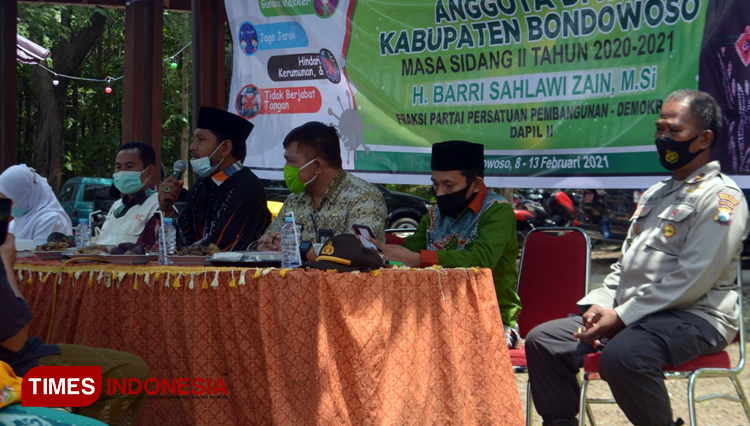 Anggota DPRD Bondowoso H Barri Sahlawi Zain (pegang mik) saat menanggapi usulan warga di Dapil II saat melakukan reses (FOTO: Moh Bahri/TIMES Indonesia).