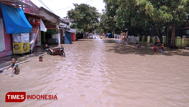 Banjir di Indramayu. (FOTO: Muhamad Jupri/TIMES Indonesia)