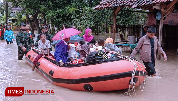 Warga korban banjir di Kabupaten Majalengka, saat akan dievakuasi ke tempat pengungsian. (Foto: Jaja Sumarja/TIMES Indonesia)