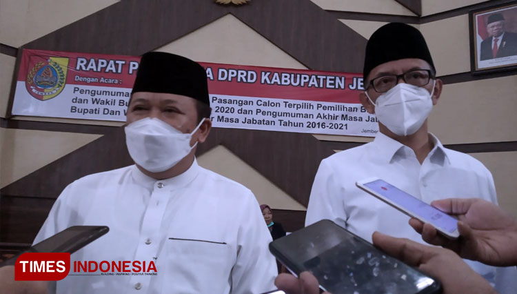 Hendy Siswanto dan Muhammad Balya Firjaun Barlaman, bupati-wabup Jember terpilih saat pengukuhan di DPRD Jember beberapa waktu lalu. (FOTO: Muhammad Faizin/TIMES Indonesia)