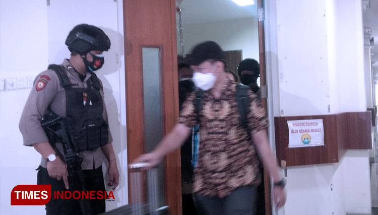 Penyidik KPK RI saat melakukan penggeledahan di Balai Kota Among Tani Kota Batu beberapa waktu lalu. (FOTO: Muhammad Dhani Rahman/TIMES Indonesia)