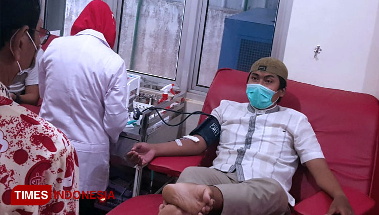 Personel-Band-Cleopatra-bersama-pengurus-PMI-Marcas-Cabang-Kota-Tasikmalaya-2.jpg