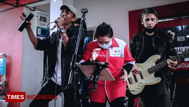 Personel-Band-Cleopatra-bersama-pengurus-PMI-Marcas-Cabang-Kota-Tasikmalaya-3.jpg