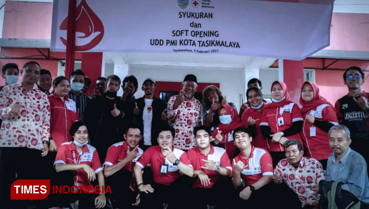 Personel Band Cleopatra bersama pengurus PMI Marcas Cabang Kota Tasikmalaya. (FOTO: Harniwan Obech/ TIMES Indonesia)