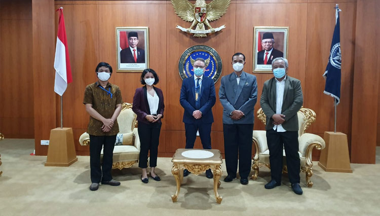 SMA Pradita Dirgantara menerima kunjungan dari Kedutaan Perancis, yang diwakili oleh Philippe Grangé  selaku Atase Kerjasama Bahasa Prancis. (Foto: SMA Pradita Dirgantara)