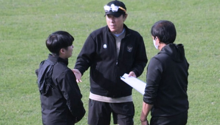 Pelatih Timnas Indonesia, Coach Shin Tae-yong saat mendampingi pemain Timnas Indonesia jalani pemusatan latihan (foto: Dokumen/PSSI)