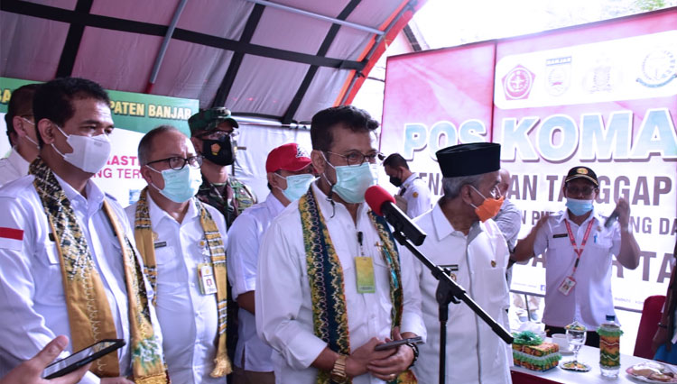 Mentan RI Syahrul Yasin Limpo saat menyalurkan bantuan bagi korban banjir Kalsel. (FOTO: Dok. Kementan RI)