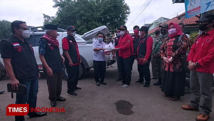 Sekertaris DPC PDIP Kabupaten Majalengka, Tarsono D Mardiana memberikan bantuan sembako korban banjir. (FOTO: Jaja Sumarja/TIMES Indonesia)