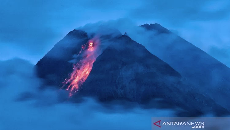 Gunung Merapi Luncurkan Lava Pijar Sejauh 1 Kilometer