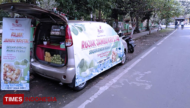 Guava salad food truck at Jalan Gajah Mada No.23, Mergelo, Magersari, Mojokerto. (Photo: Thaoqid Nur Hidayat/TIMES Indonesia)