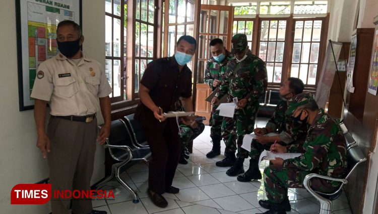 Anggota TNI dari Kodim Kota Malang mendatangi RSIA Mardi Waloeja Rampal Kota Malang, Kamis (11/2/2021). (Foto: RSIA Mardi Waloeja Rampal for TIMES Indonesia)