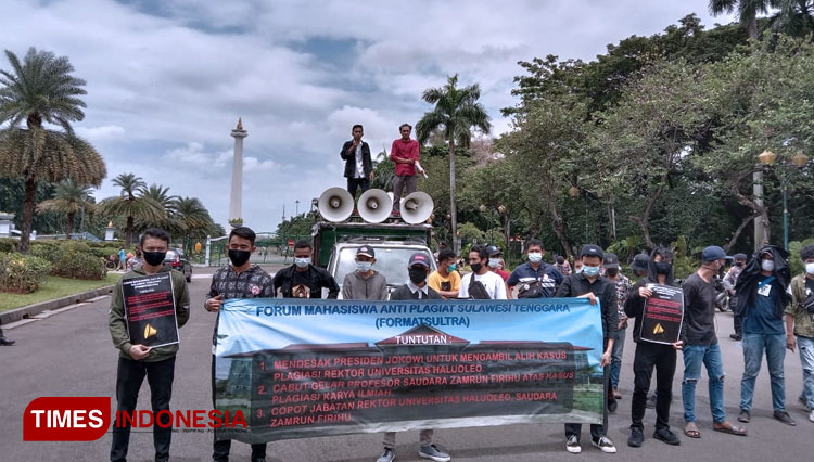 menggelar-aksi-di-depan-Istana-Negara-2.jpg