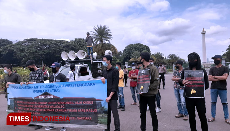sekelompok massa yang mengatasnamakan Forum Mahasiswa Anti Plagiat (Format) saat menggelar aksi di depan Istana Negara (FOTO: Edi Junaidi Ds/TIMES Indonesia)