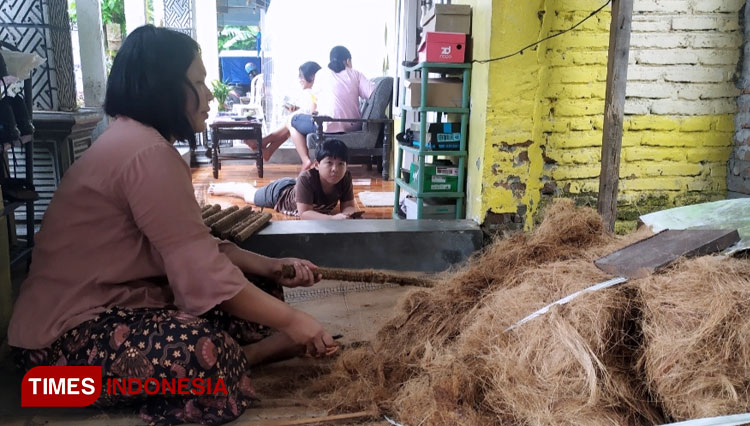 pot bunga dari serabut kelapa miliknya c